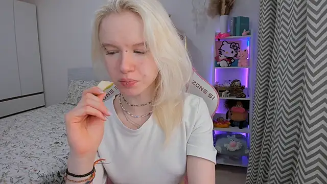 Mia WaterFall online show from February 13, 2026, 3:24 am