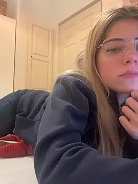 Snapshot of MelliMoon chatting on February 19, 2026, 9:00 pm MelliMoon online show from February 19, 2026, 9:00 pm