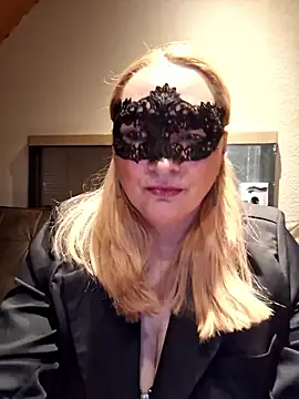 MaskedQueen77 online show from January 18, 2026, 3:49 pm