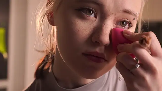 Snapshot of EleniRoeber chatting on February 22, 2026, 4:16 pm EleniRoeber online show from February 22, 2026, 4:16 pm