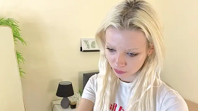 Snapshot of Naomi_Demio chatting on February 6, 2026, 2:53 pm Naomi Demio online show from February 6, 2026, 2:53 pm