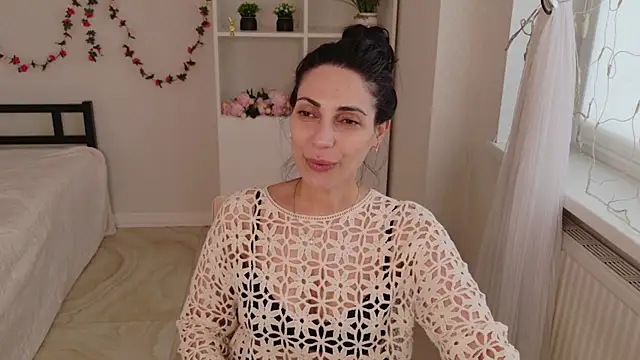 Snapshot of LovelyBeatrice chatting on May 26, 2026, 10:44 am LovelyBeatrice online show from May 26, 2026, 10:44 am