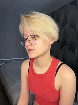 LuunaDorean online show from February 12, 2026, 7:58 am