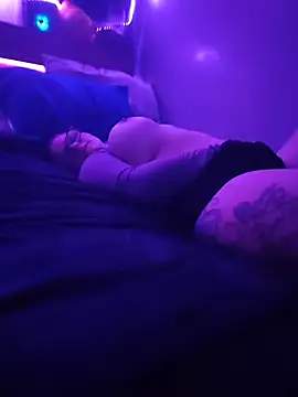 LyricRose85 online show from April 28, 2026, 4:06 am