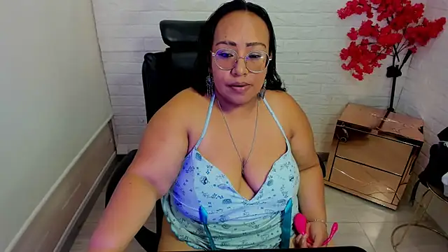 Snapshot of Shara_Oz chatting on May 15, 2026, 1:18 pm Shara Oz online show from May 15, 2026, 1:18 pm