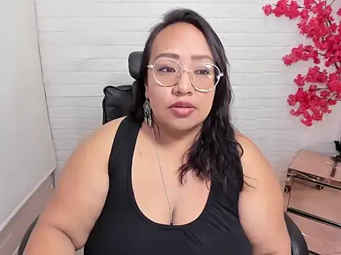 Snapshot of Shara_Oz chatting on May 19, 2026, 12:11 pm Shara Oz online show from May 19, 2026, 12:11 pm