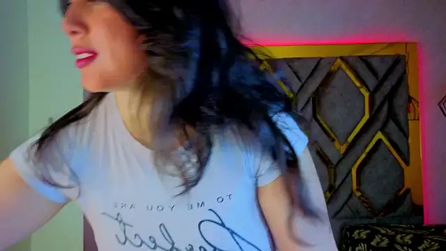 Snapshot of Luvienne chatting on February 22, 2026, 7:34 pm Luvienne online show from February 22, 2026, 7:34 pm