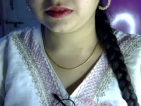 Snapshot of Cute_Aliyaa chatting on July 7, 2026, 1:04 pm Cute Aliyaa online show from July 7, 2026, 1:04 pm