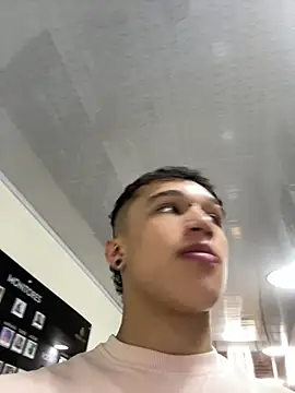 Snapshot of Dominik_Souza chatting on May 19, 2026, 8:04 pm Dominik Souza online show from May 19, 2026, 8:04 pm