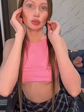 Snapshot of AliceeXHottie chatting on February 3, 2026, 5:29 pm AliceeXHottie online show from February 3, 2026, 5:29 pm