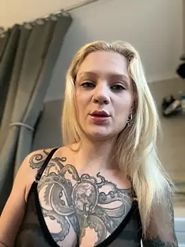 Snapshot of BlondeDoll_ chatting on February 11, 2026, 5:12 am BlondeDoll online show from February 11, 2026, 5:12 am