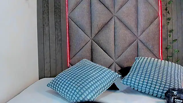 AnnieRouse   online show from April 7, 2026, 11:43 am