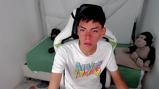 Snapshot of Liarr_ chatting on February 3, 2026, 8:14 pm Liarr online show from February 3, 2026, 8:14 pm