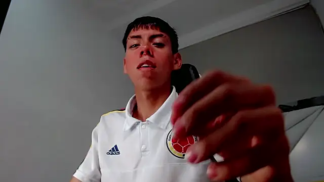 Snapshot of Liarr_ chatting on February 7, 2026, 7:39 pm Liarr online show from February 7, 2026, 7:39 pm