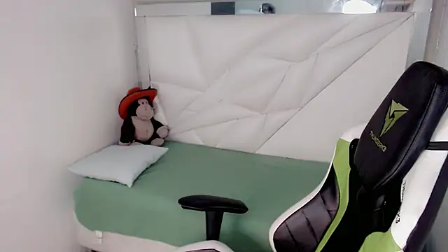 Snapshot of Liarr_ chatting on February 20, 2026, 7:58 pm Liarr online show from February 20, 2026, 7:58 pm