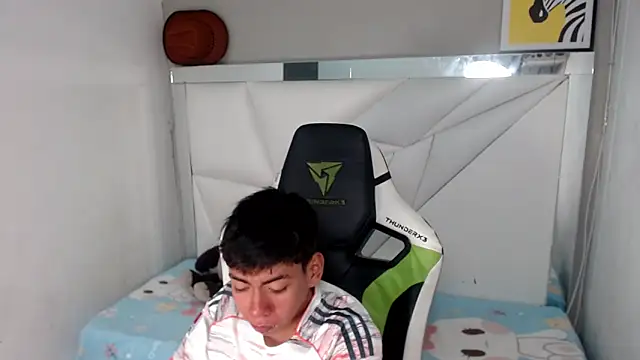 Snapshot of Liarr_ chatting on February 22, 2026, 8:07 pm Liarr online show from February 22, 2026, 8:07 pm