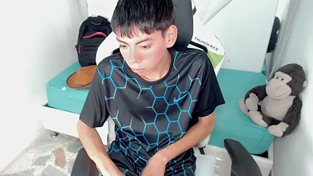 Snapshot of Liarr_ chatting on February 25, 2026, 7:45 pm Liarr online show from February 25, 2026, 7:45 pm