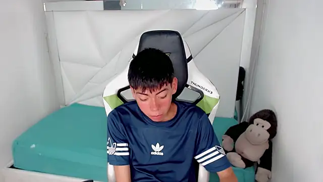 Snapshot of Liarr_ chatting on February 26, 2026, 8:19 pm Liarr online show from February 26, 2026, 8:19 pm