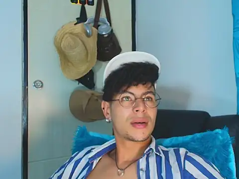 Snapshot of ThiiagoSaeenz chatting on June 11, 2026, 12:32 am ThiiagoSaeenz online show from June 11, 2026, 12:32 am