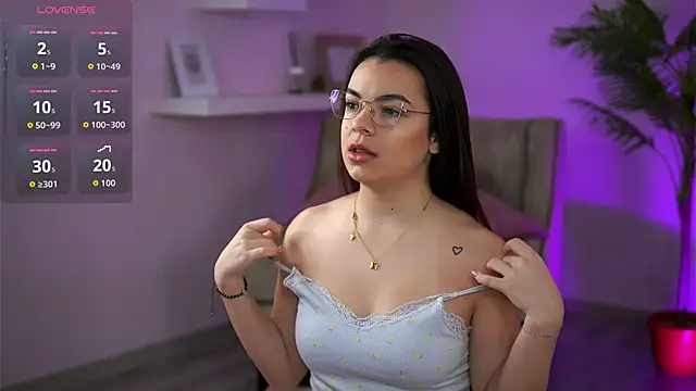 PeachyyFantasy online show from February 2, 2026, 4:33 am