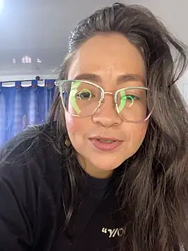 Snapshot of alisbloom chatting on February 3, 2026, 5:40 pm alisbloom online show from February 3, 2026, 5:40 pm