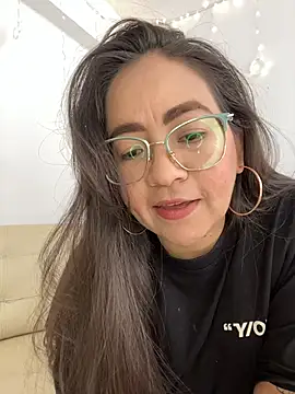 Snapshot of alisbloom chatting on February 18, 2026, 5:42 pm alisbloom online show from February 18, 2026, 5:42 pm