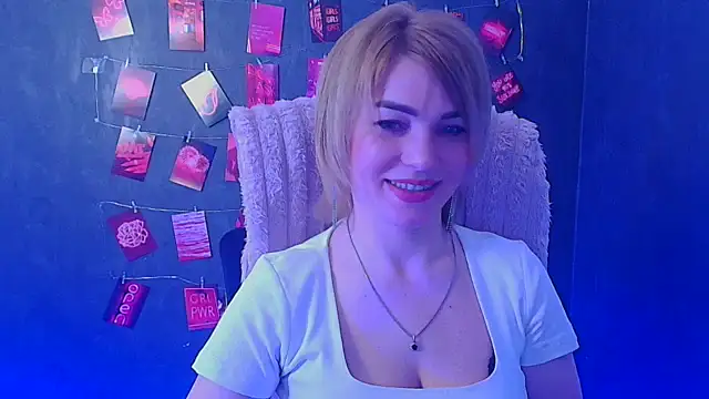 Snapshot of CuttieEmma chatting on March 11, 2026, 12:44 pm CuttieEmma online show from March 11, 2026, 12:44 pm