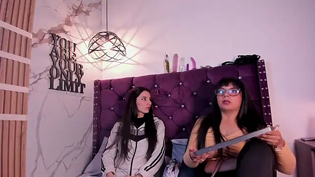 Valkiria-and-Dione online show from February 5, 2026, 7:18 pm