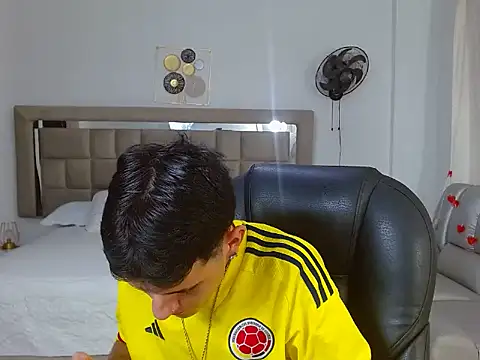 Snapshot of eroboyxox chatting on February 19, 2026, 7:32 pm eroboyxox online show from February 19, 2026, 7:32 pm