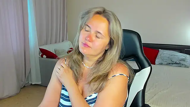 Snapshot of LilyBel chatting on July 14, 2026, 12:57 am LilyBel online show from July 14, 2026, 12:57 am