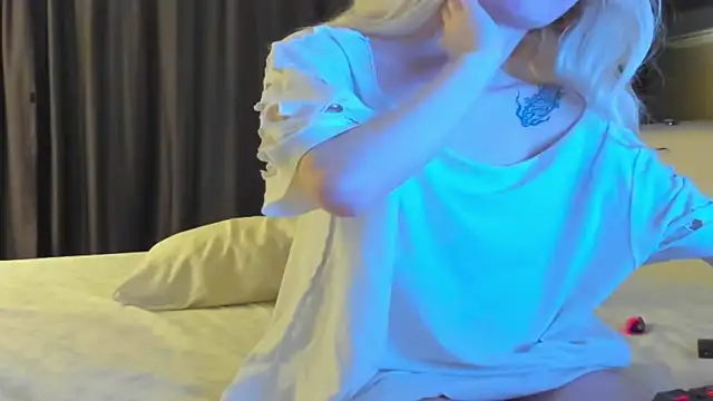 Lesyalisss online show from April 16, 2026, 9:39 pm