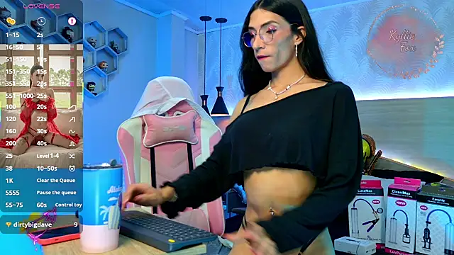 kylliefox  online show from October 15, 2025, 1:33 pm