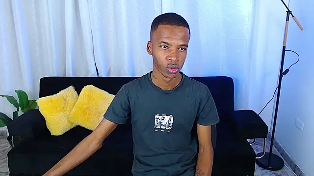 Snapshot of gusy_18 chatting on February 3, 2026, 8:14 pm gusy 18 online show from February 3, 2026, 8:14 pm