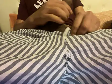 Snapshot of latinocalientehot chatting on February 4, 2026, 9:53 pm latinocalientehot online show from February 4, 2026, 9:53 pm