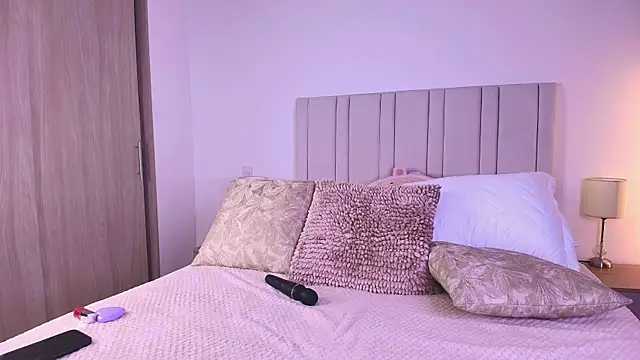 Anna-Lynn online show from April 17, 2026, 1:41 am