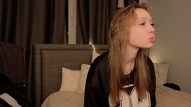 Snapshot of CarmenScott chatting on March 1, 2026, 8:33 pm CarmenScott online show from March 1, 2026, 8:33 pm