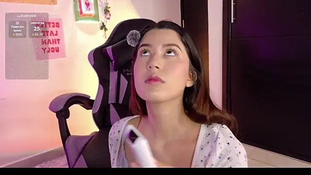 Snapshot of emicute_ chatting on February 13, 2026, 2:57 pm emicute online show from February 13, 2026, 2:57 pm