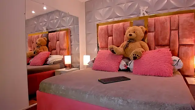 Paris Velvet online show from February 3, 2026, 10:04 pm