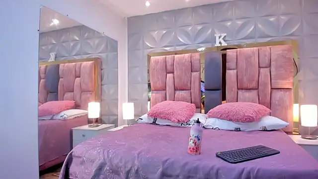 Paris Velvet online show from February 23, 2026, 10:51 pm