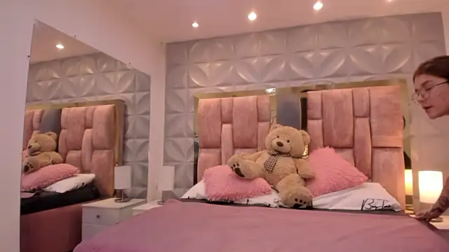 Paris Velvet online show from March 19, 2026, 10:25 pm