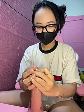 Snapshot of Leeeiuu chatting on February 25, 2026, 2:48 pm Leeeiuu online show from February 25, 2026, 2:48 pm