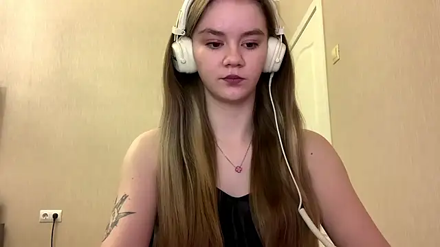 AgnesShy  online show from February 23, 2026, 7:39 am