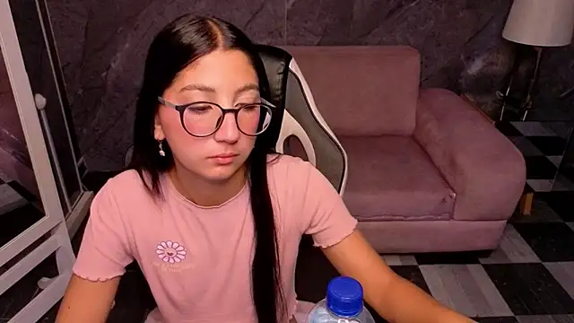 Snapshot of Sophie_jones_b chatting on March 3, 2026, 12:44 pm Sophie jones b online show from March 3, 2026, 12:44 pm