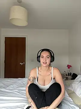 Snapshot of trinitysecretzx chatting on February 5, 2026, 12:10 pm trinitysecretzx online show from February 5, 2026, 12:10 pm