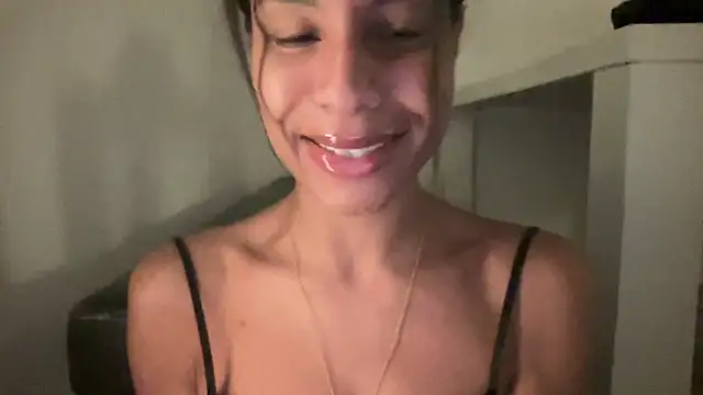 Snapshot of YaraEstelle chatting on May 17, 2026, 11:23 pm YaraEstelle online show from May 17, 2026, 11:23 pm