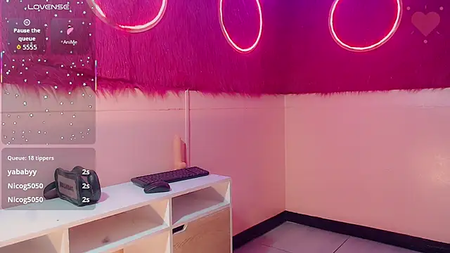 isabella vogue online show from February 27, 2026, 11:10 am