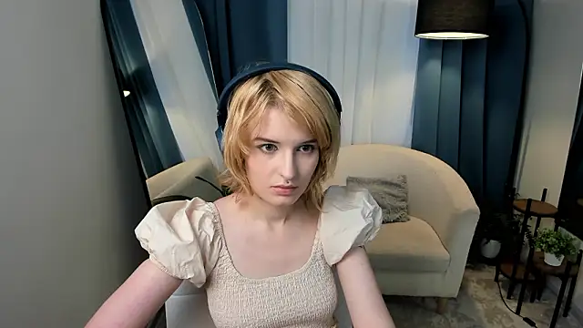 Snapshot of Akimo_ chatting on February 18, 2026, 1:18 pm Akimo online show from February 18, 2026, 1:18 pm