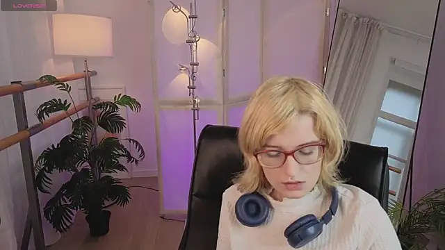 Snapshot of Akimo_ chatting on March 2, 2026, 1:40 pm Akimo online show from March 2, 2026, 1:40 pm