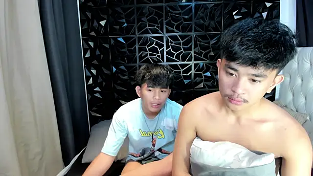 xlovercutietwink online show from April 10, 2026, 4:39 am
