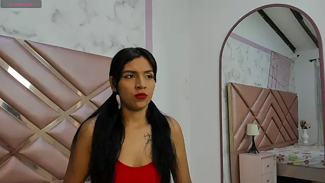 Snapshot of LauraRoot chatting on February 5, 2026, 11:48 am LauraRoot online show from February 5, 2026, 11:48 am